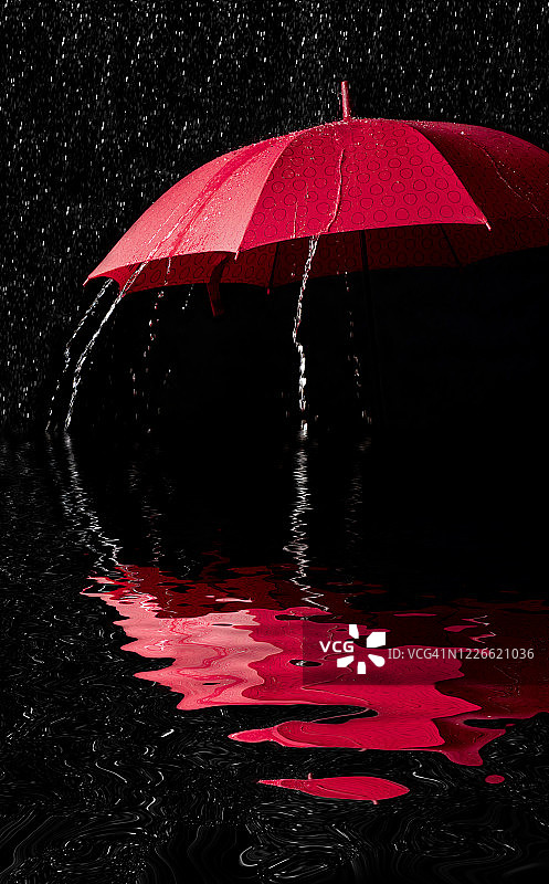 黑色背景中，红色雨伞在水中倒影的飞溅效果图片素材