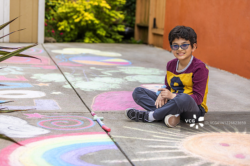 人行道上的居家粉笔画图片素材