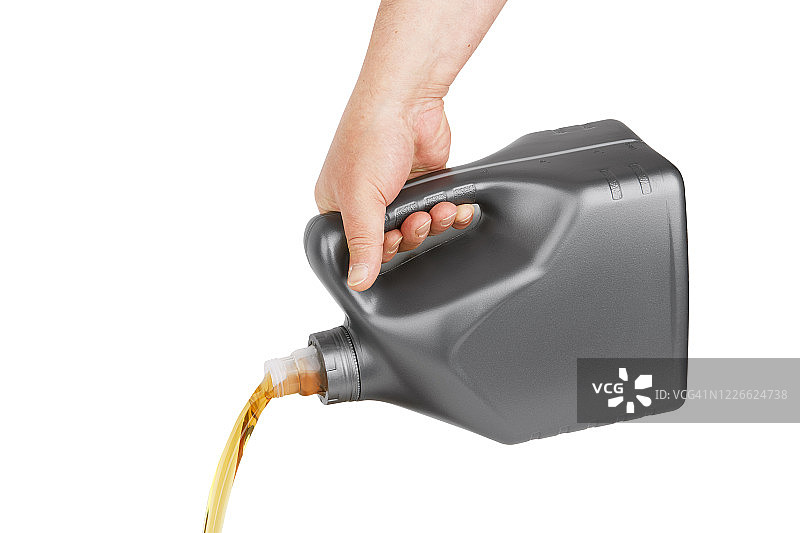 手持机油罐倒出机油，白色背景隔离图片素材