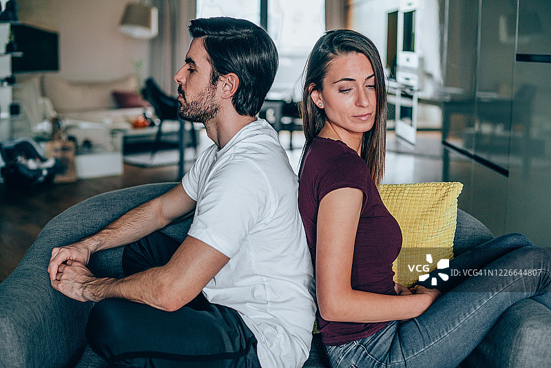 不快乐的年轻情侣图片素材