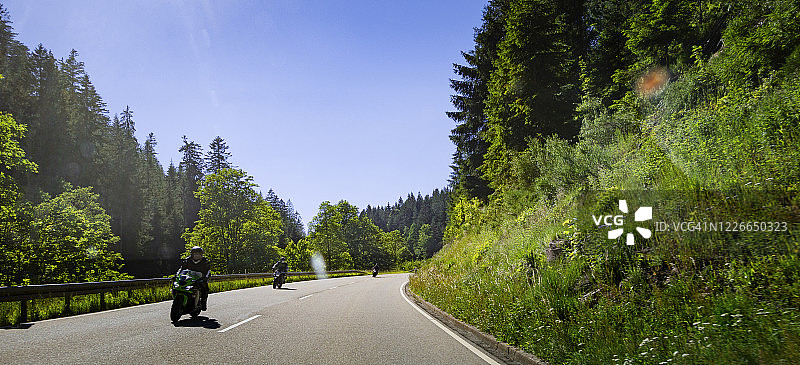 森林公路上的摩托车图片素材
