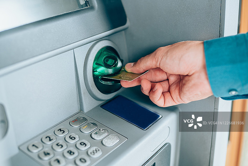 男人正在从自动取款机取钱图片素材