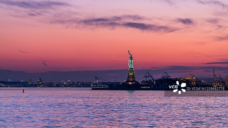 纽约自由女神像日落景色图片素材