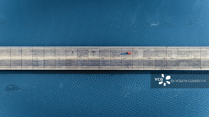 汽车在蓝色海洋公路上行驶图片素材