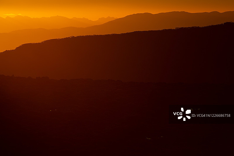 阳光下的山脉图片素材