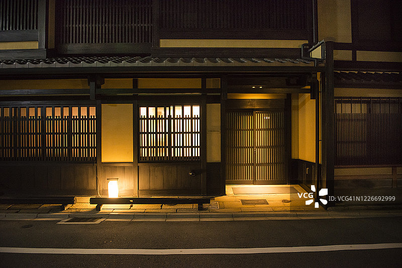 京都街道：传统町屋建筑，配有木制屏风和格子图片素材