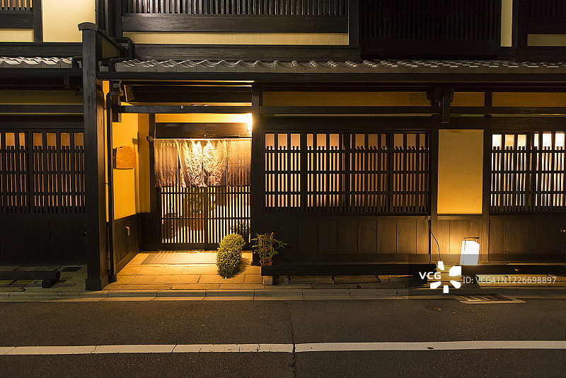 京都街道：传统町屋建筑，配有木制屏风和格子图片素材