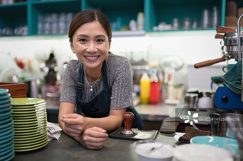 笑容满面的女企业家咖啡店主（马来西亚）图片素材
