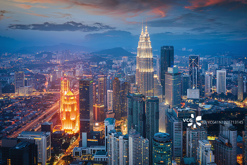 吉隆坡石油双塔日落暮色城市景观图片素材