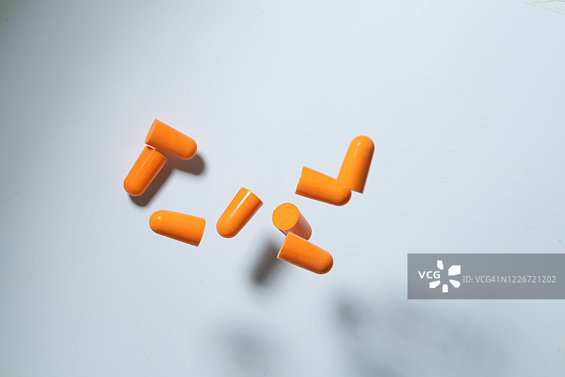 白色背景下高速同步飞舞的耳塞图片素材