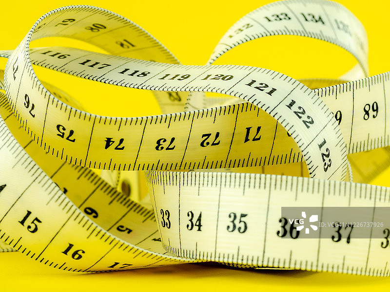 黄色背景上的卷尺图片素材
