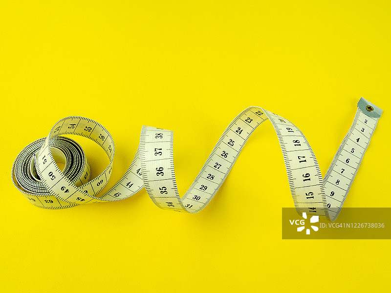 黄色背景上的卷尺图片素材