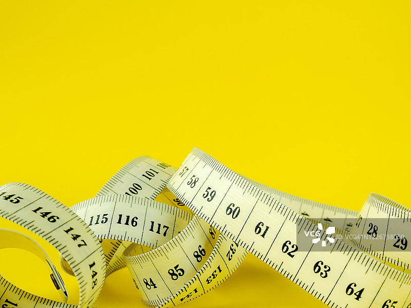 黄色背景上的卷尺图片素材