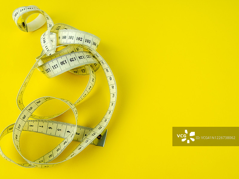 黄色背景上的卷尺图片素材