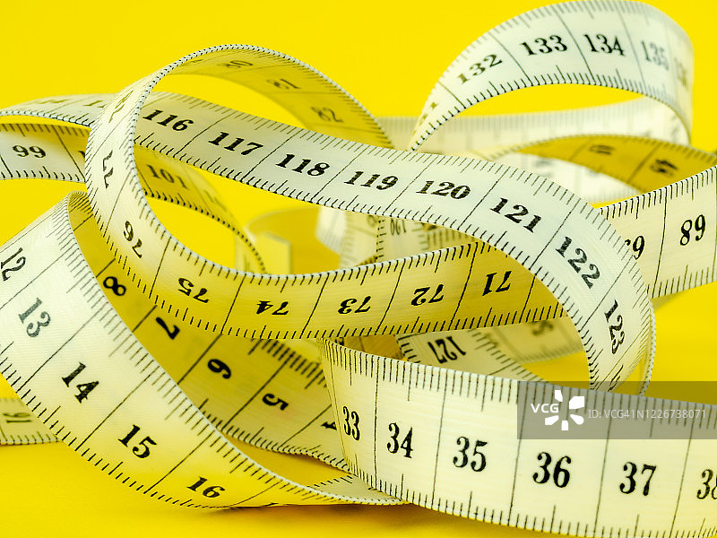 黄色背景上的卷尺图片素材