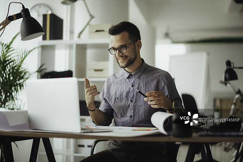 建筑师正在召开新项目视频会议图片素材