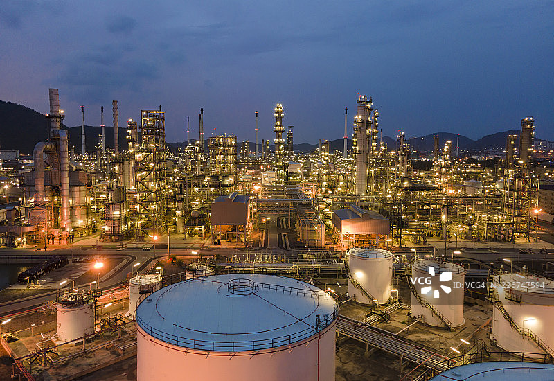 夜间照明的工业厂房图片素材