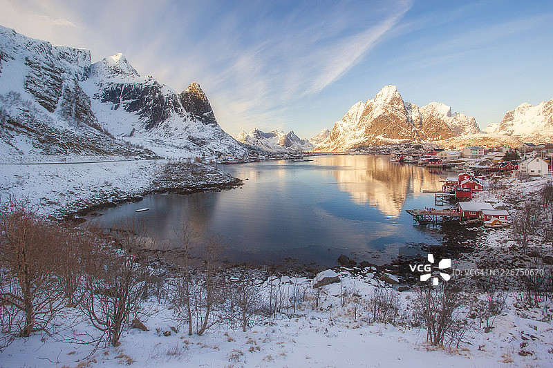 挪威北部罗弗敦群岛哈姆内岛上的传统挪威渔民小屋图片素材
