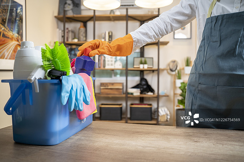 手提水桶的清洁女工图片素材