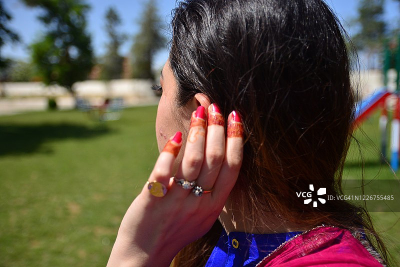 手绘指甲花纹身和戒指的东方女孩望向远方图片素材