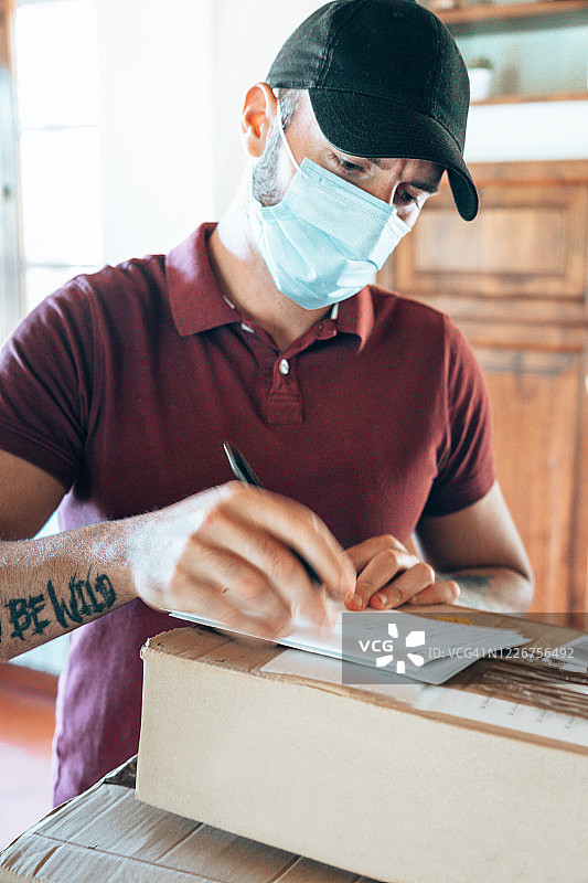 信使派送需要签署的文件图片素材