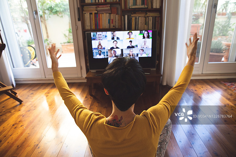 在设备屏幕前通过视频会议团队合作的女人图片素材