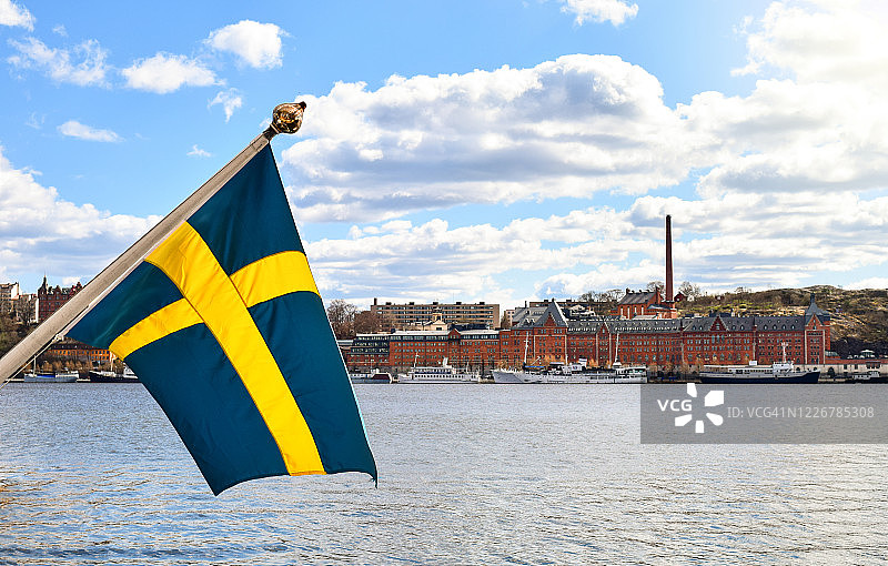 瑞典斯德哥尔摩港口的瑞典国旗图片素材