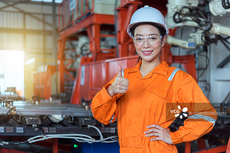 金属工厂中的女工程师肖像图片素材