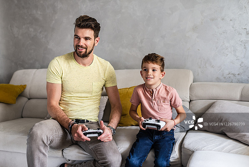 和爸爸一起玩电子游戏图片素材