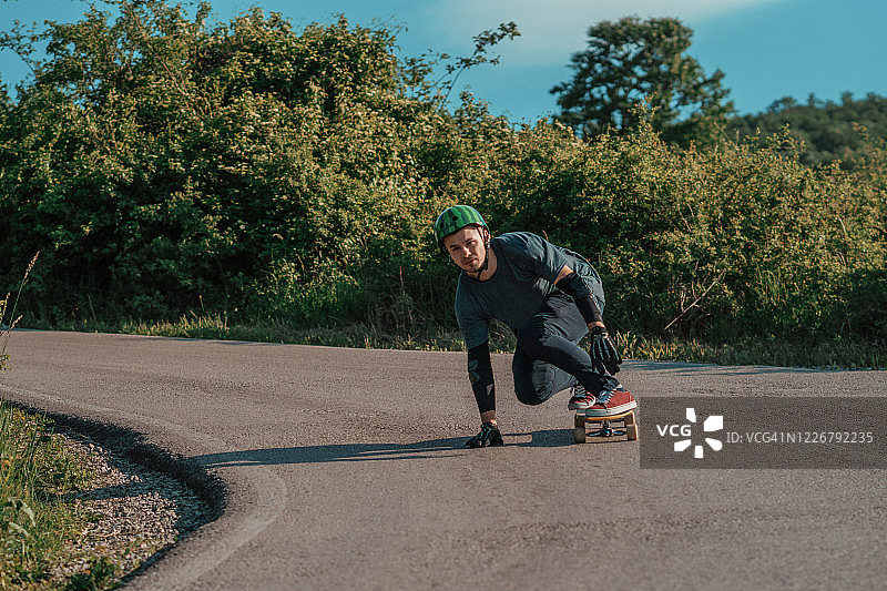 长板骑手下坡骑行图片素材