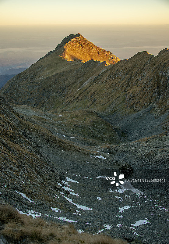 罗马尼亚法格拉什山脉日出时分山景图片素材