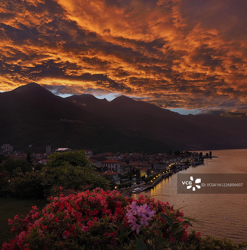 坎诺比奥和红色天空的方形景观图片素材