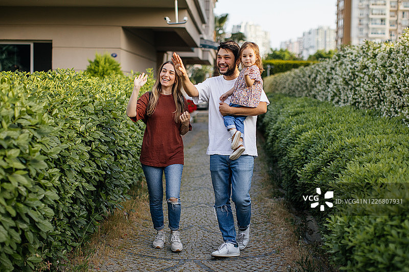 幸福的一家在自家门前散步图片素材