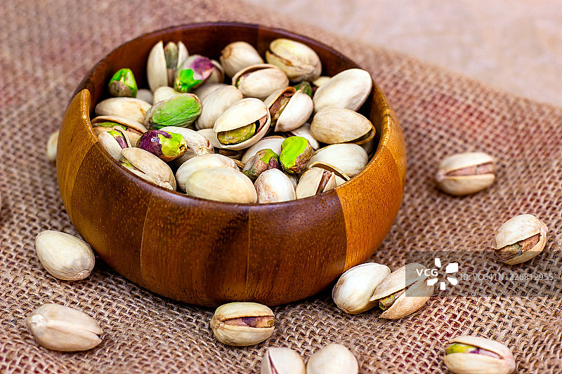 木碗中带壳烤咸开心果图片素材