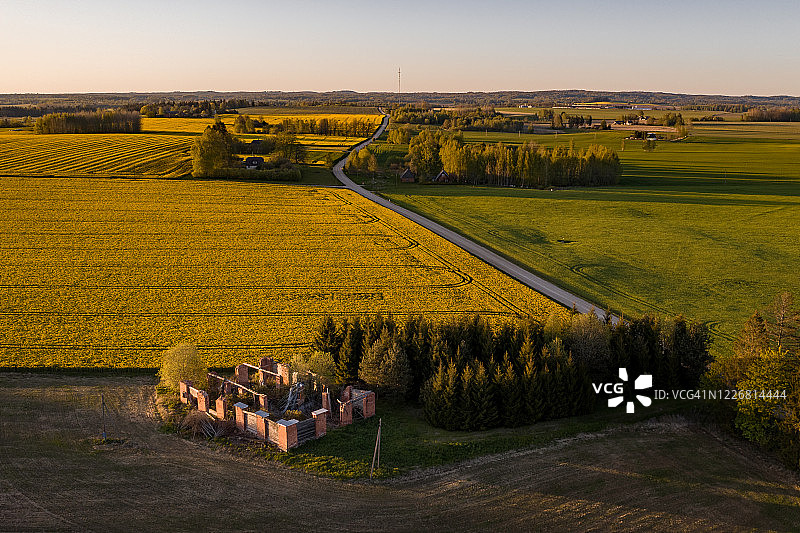 日落时分废墟和农业田地的航拍景色图片素材