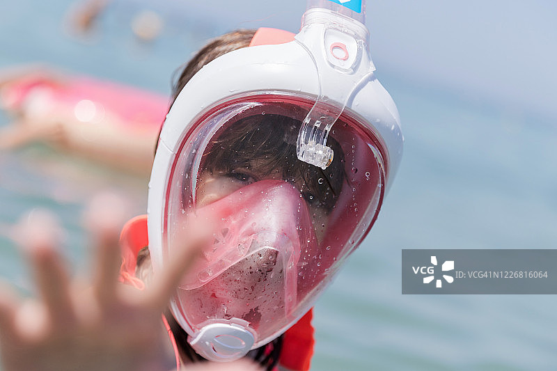 戴着潜水面罩的年轻女孩图片素材