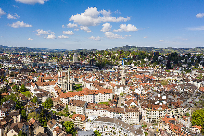 瑞士东部圣加仑老城区及其著名修道院和大教堂的鸟瞰图图片素材