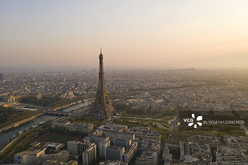 法国巴黎埃菲尔铁塔日出鸟瞰图图片素材
