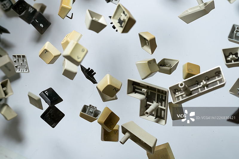 白色背景中高速飞行的电脑键盘按钮图片素材