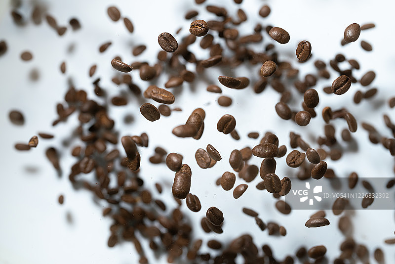 白色背景上高速飞行的咖啡豆图片素材