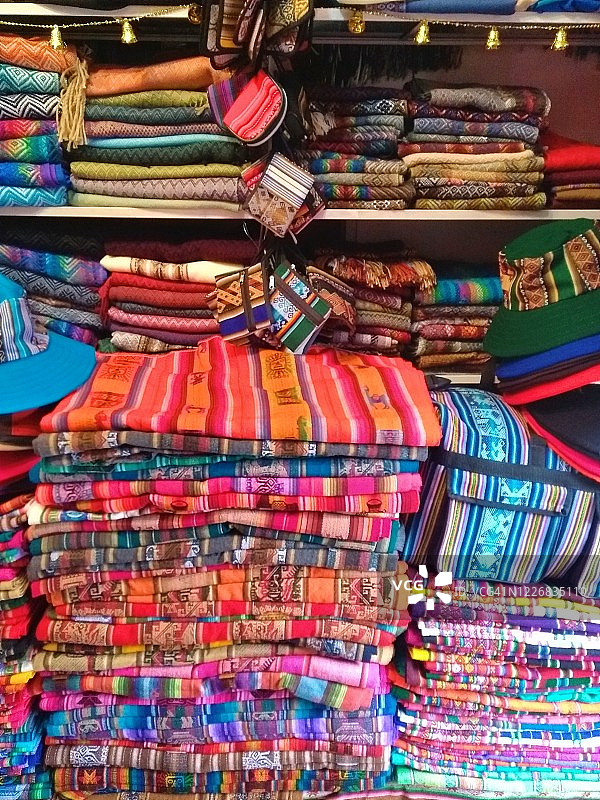 玻利维亚拉巴斯街头出售的手工艺品图片素材