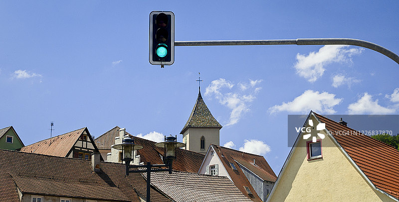 绿色交通灯、屋顶和教堂塔楼图片素材