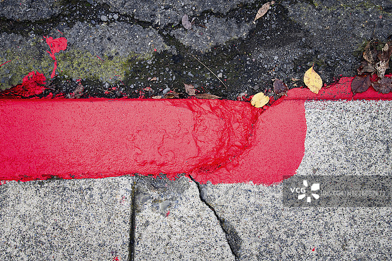 油漆马虎的红色路缘石，失误图片素材