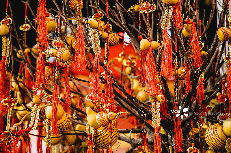 中国新年花卉市场的风水饰品图片素材