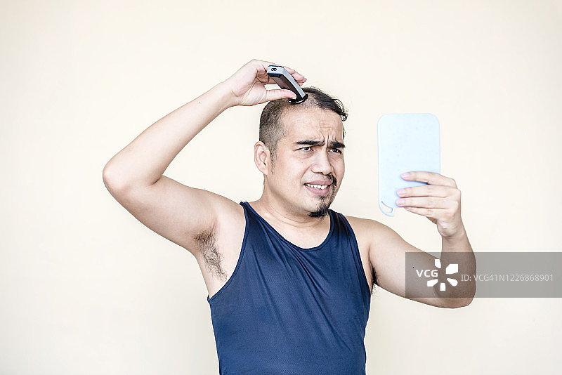 男人自己理发图片素材