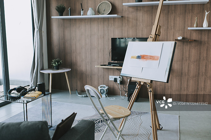 客厅画架上的水彩画图片素材