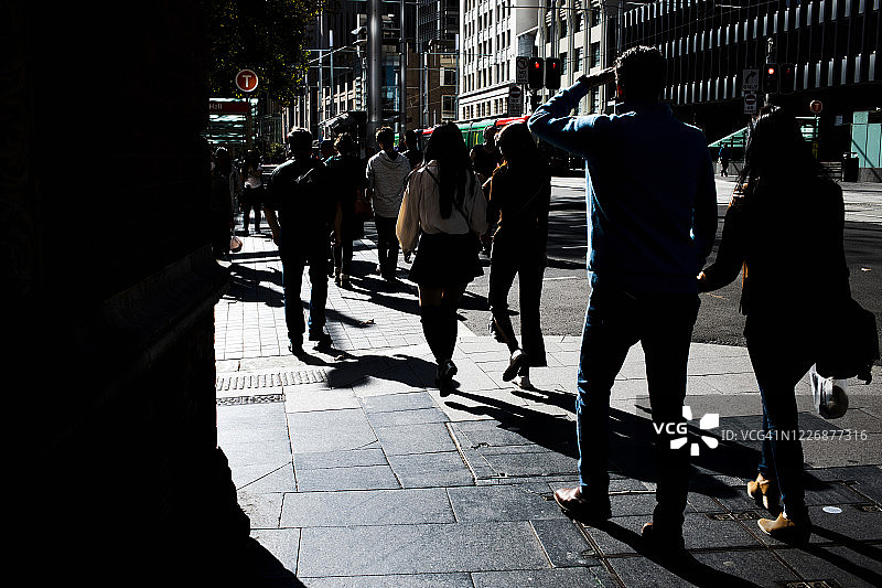 疫情期间，一群人在澳大利亚城市街道上行走图片素材