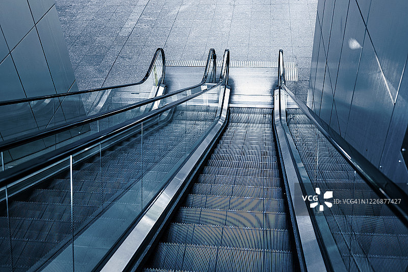 冠状病毒大流行期间澳大利亚金融区空无一人的自动扶梯图片素材