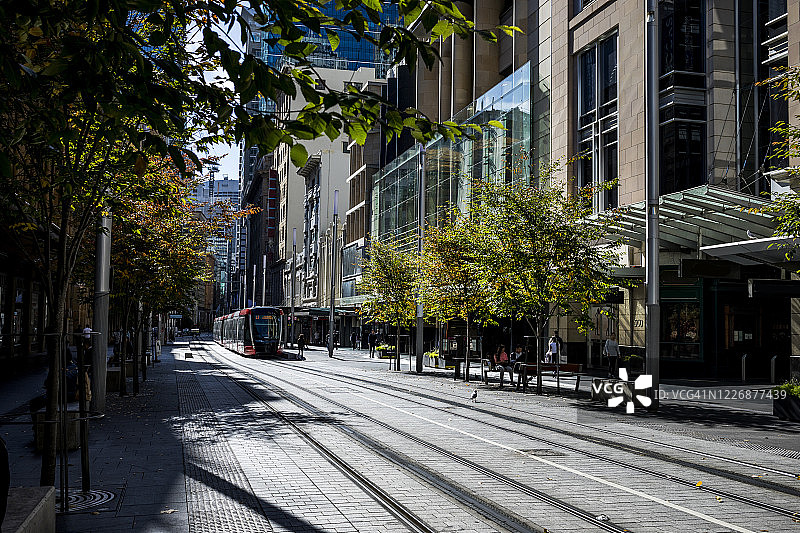 澳大利亚悉尼的城市街道与有轨电车轨道和商店图片素材