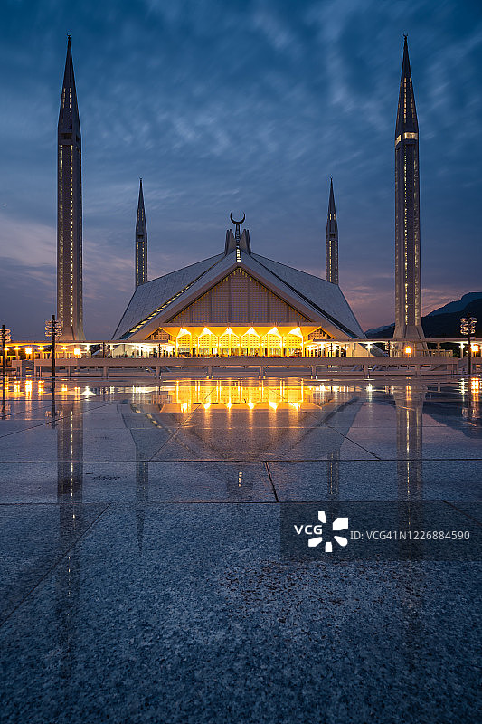 夜晚巴基斯坦伊斯兰堡的费萨尔清真寺图片素材